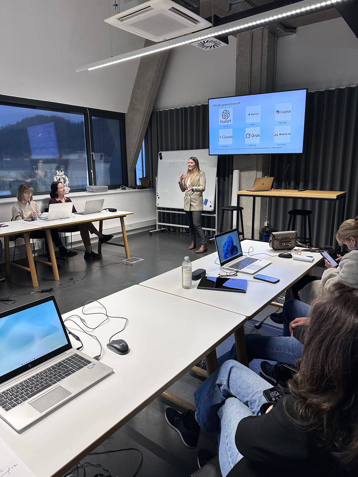 Vesna Rehar Tot vodi hands-on AI delavnico za podjetje